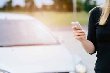 Telefon mobil oyunlar oynarken kadınla