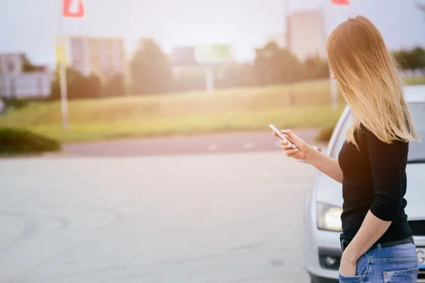 Mujer con teléfono jugando los juegos móviles — Foto de Stock