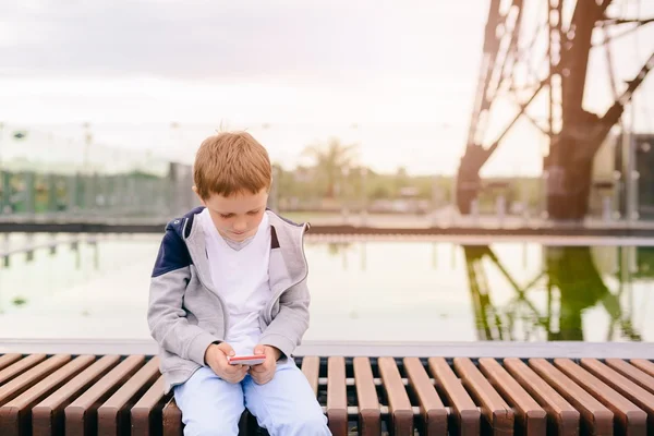 Kis fiú gyermek játék mobil játékok okostelefon — Stock Fotó