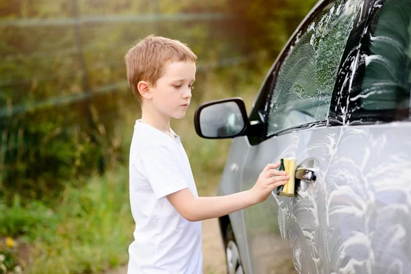 Μικρό αγόρι πλύσιμο αυτοκινήτου ασημένιο στον κήπο — Φωτογραφία Αρχείου