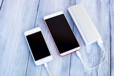 Beyaz ve kırmızı akıllı telefon şarj Powerbank
