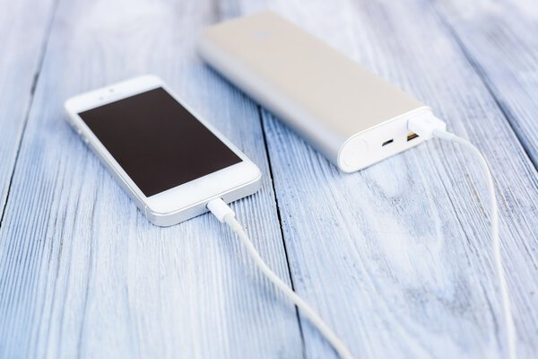 Powerbank заряжает белый смартфон
