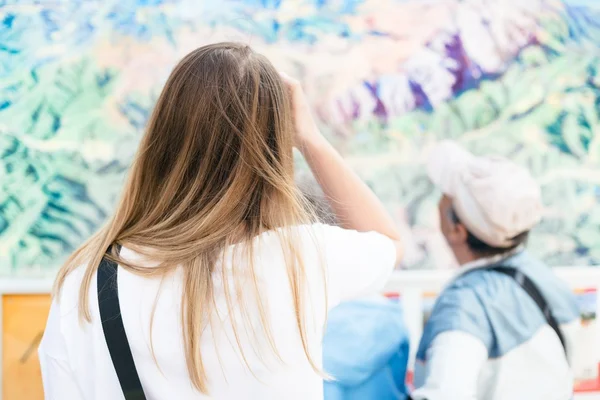 Tourist steht vor touristischer Bergkarte — Stockfoto