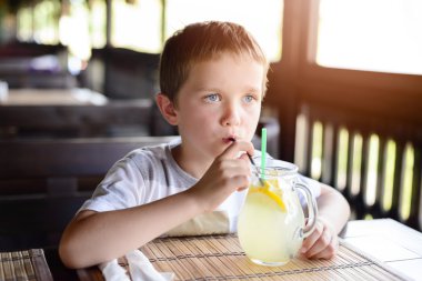 Onun lezzetli limonata zevk küçük çocuk çocuk