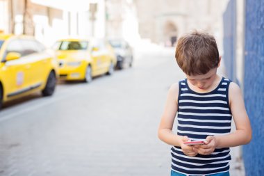 Küçük 7 yıl smartphone cep telefonu ile yaşlı çocuk oyun mobil oyunlar