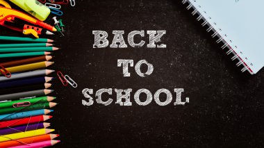 Okul aksesuarları ile yazı tahtası