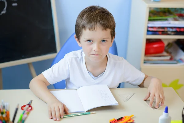 7 ετών αγόρι doing δικός του homework. — Φωτογραφία Αρχείου