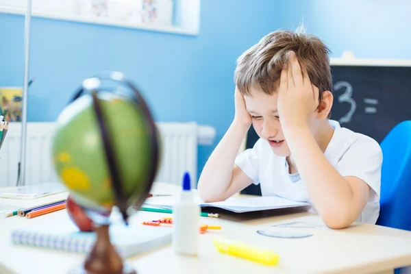 Dziecko myśli o pracy domowej rozwiązania. — Zdjęcie stockowe