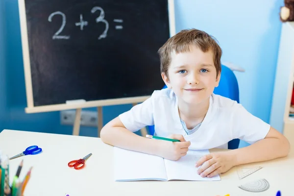 Kind doet zijn huiswerk — Stockfoto