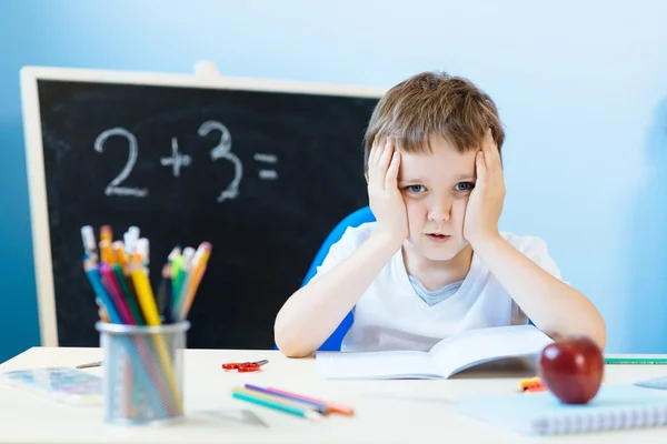 Çocuk ev ödevi çözüm hakkında düşünme — Stok fotoğraf