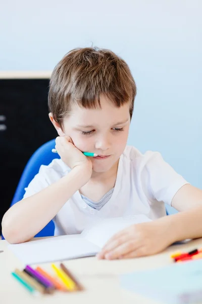 Niño pensando en la solución de tarea — Foto de Stock