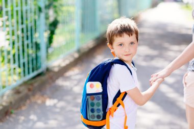 7 yaşında çocuğa okul annesi ile