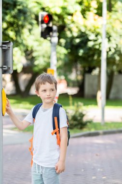 Bir düğmeye basarak trafik sırt çantası ile öğrenci