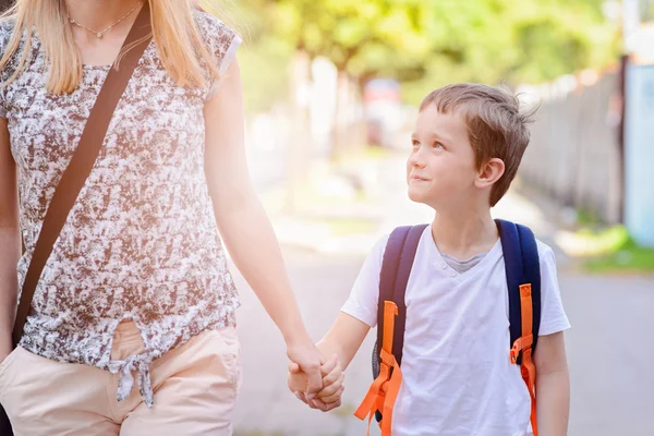 7 år gammal pojke kommer till skolan med sin mor — Stockfoto