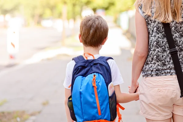 7 år gammal pojke kommer till skolan med sin mor — Stockfoto