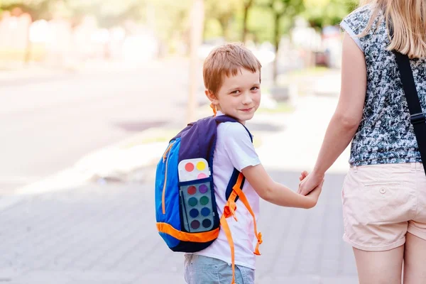 7 anni ragazzo andare a scuola con sua madre — Foto Stock