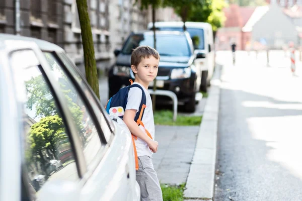 Небезпечна дорога до школи — стокове фото