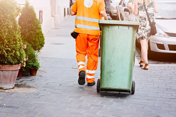 Werknemer van het bedrijf in oranje uniforme schoonmaken — Stockfoto