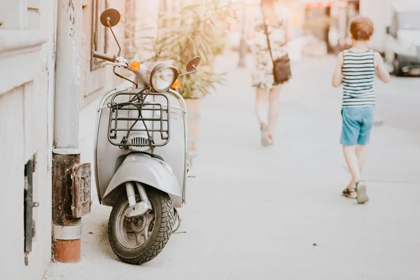 Eski moda scooter Kaldırıma park — Stok fotoğraf