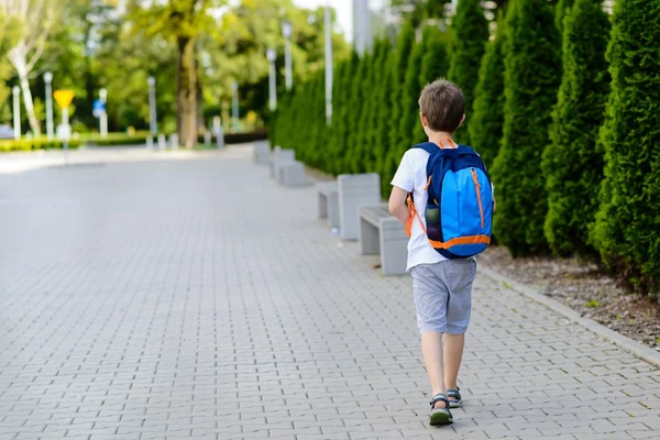 かわいい 7 歳男子学生学校に行く. — ストック写真