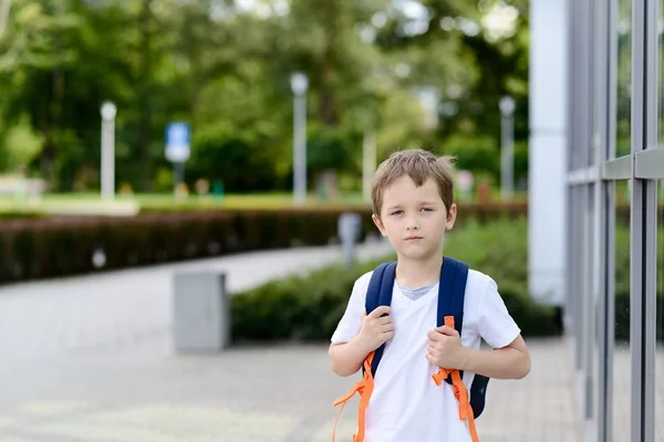 Pequeño niño de 7 años que va a la escuela . — Foto de Stock