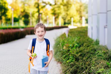 Mutlu küçük 7 yaşında çocuğa ilk gün okulda