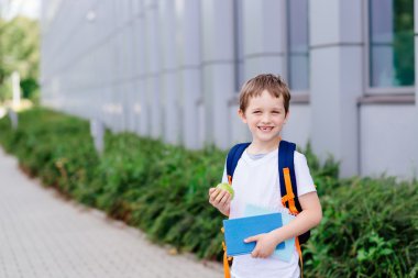 Mutlu küçük 7 yaşında çocuğa ilk gün okulda