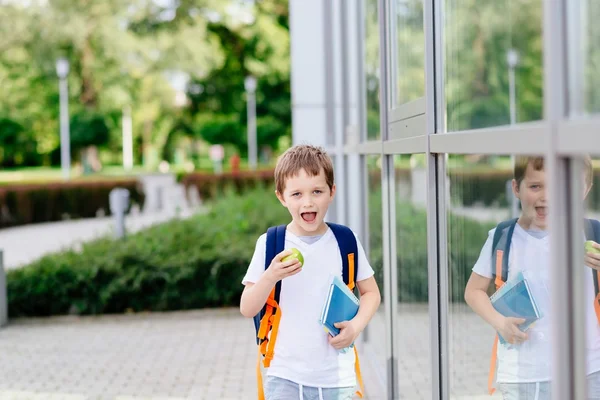 Glücklicher kleiner 7-jähriger Junge an seinem ersten Schultag — Stockfoto