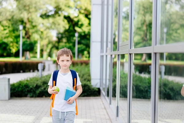 Щасливий маленький 7-річний хлопчик у свій перший день в школі — стокове фото