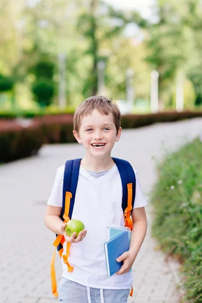 Feliz niño de 7 años en su primer día en la escuela —  Fotos de Stock