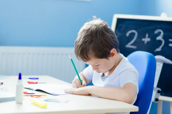 Little 7 years old boy solves multiplication table — Stock Photo, Image