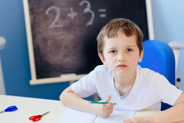 Petit garçon de 7 ans résout table de multiplication — Photo