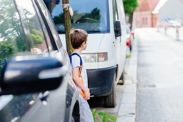 Piccolo ragazzo di 7 anni durante la sua strada per la scuola . — Foto Stock