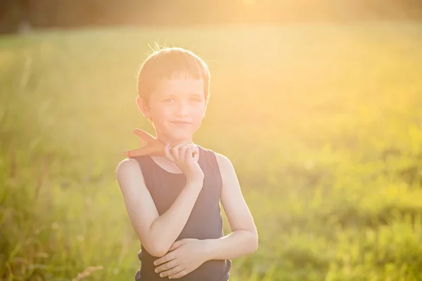 Petit garçon jouant avec fronde — Photo