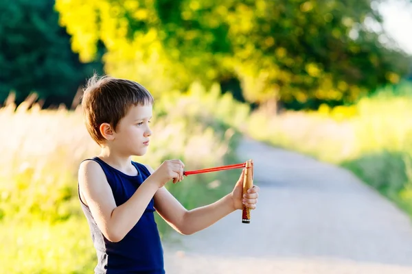 Niño jugando con honda — Foto de Stock