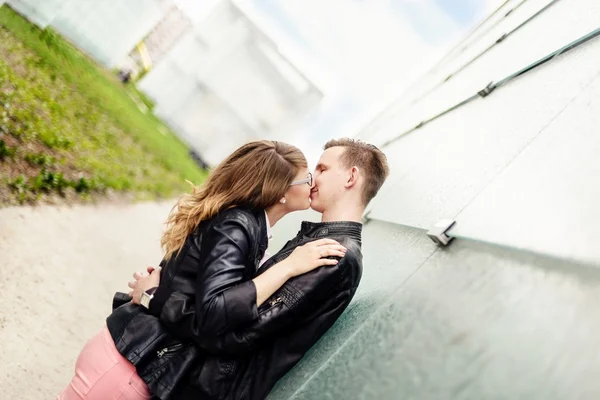 Um jovem casal a beijar. Sessão de noivado . — Fotografia de Stock