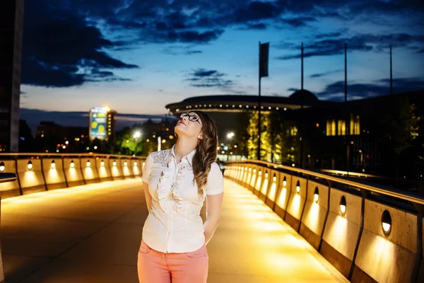 Chica joven en gafas mirando hacia arriba — Foto de Stock