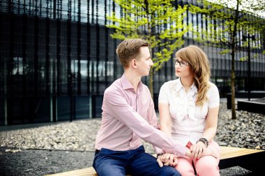 Aşk kaç bankta oturan genç.