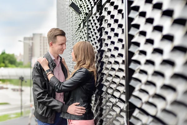 Jong koppel in liefde knuffelen buitenshuis. — Stockfoto