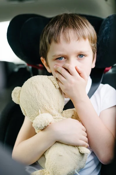 Niño sufre de mareo en el coche —  Fotos de Stock