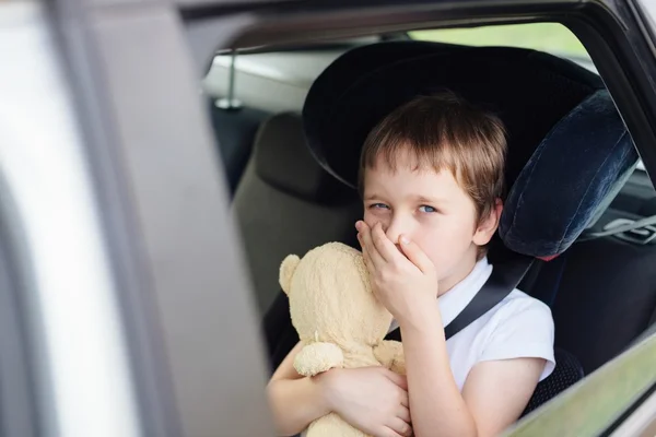 Kind last van reisziekte in auto — Stockfoto