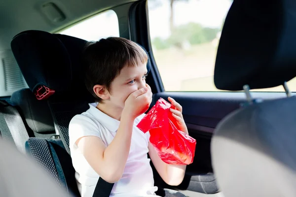 Siete años de edad niño vomitando en coche —  Fotos de Stock