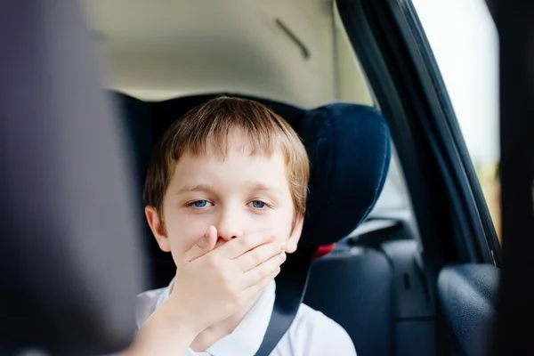 Niño sufre de mareo en el coche —  Fotos de Stock