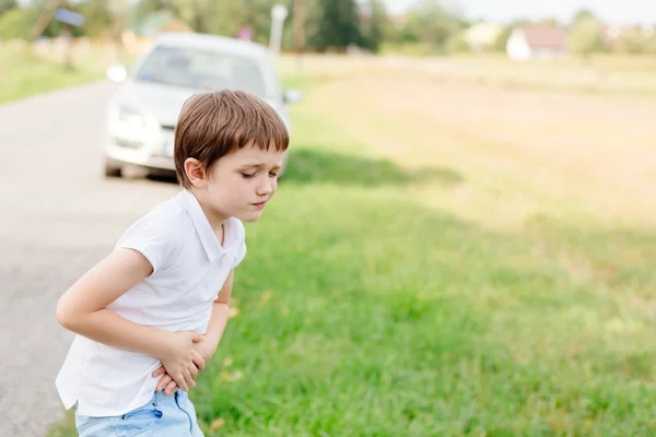 Sju år gamla barn lider av åksjuka — Stockfoto
