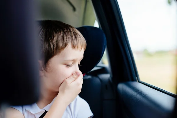 Ребенок страдает от укачивания в машине — стоковое фото
