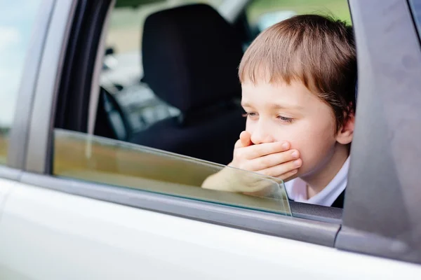 Kind leidet an Reisekrankheit im Auto — Stockfoto