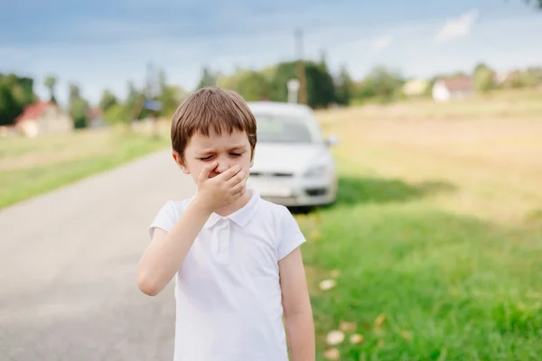 Siebenjähriges Kind leidet an Reisekrankheit — Stockfoto