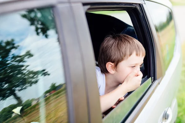 Kind leidet an Reisekrankheit im Auto — Stockfoto