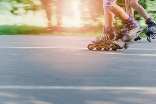 Rollerblading sur route asphaltée . — Photo