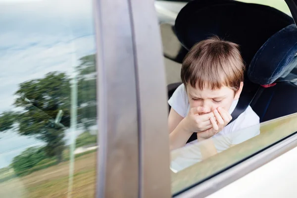 Kind leidet an Reisekrankheit im Auto — Stockfoto